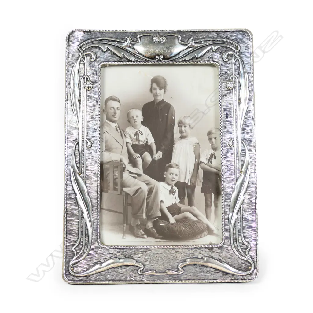 An Edwardian Art Nouveau silver photo frame Image 1++