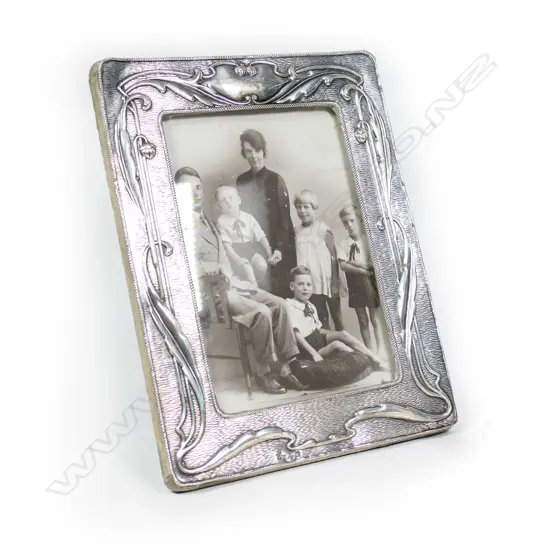 An Edwardian Art Nouveau silver photo frame