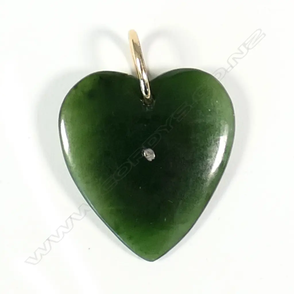 An 'NZ' 9ct gold and pounamu heart pendant Image 1++