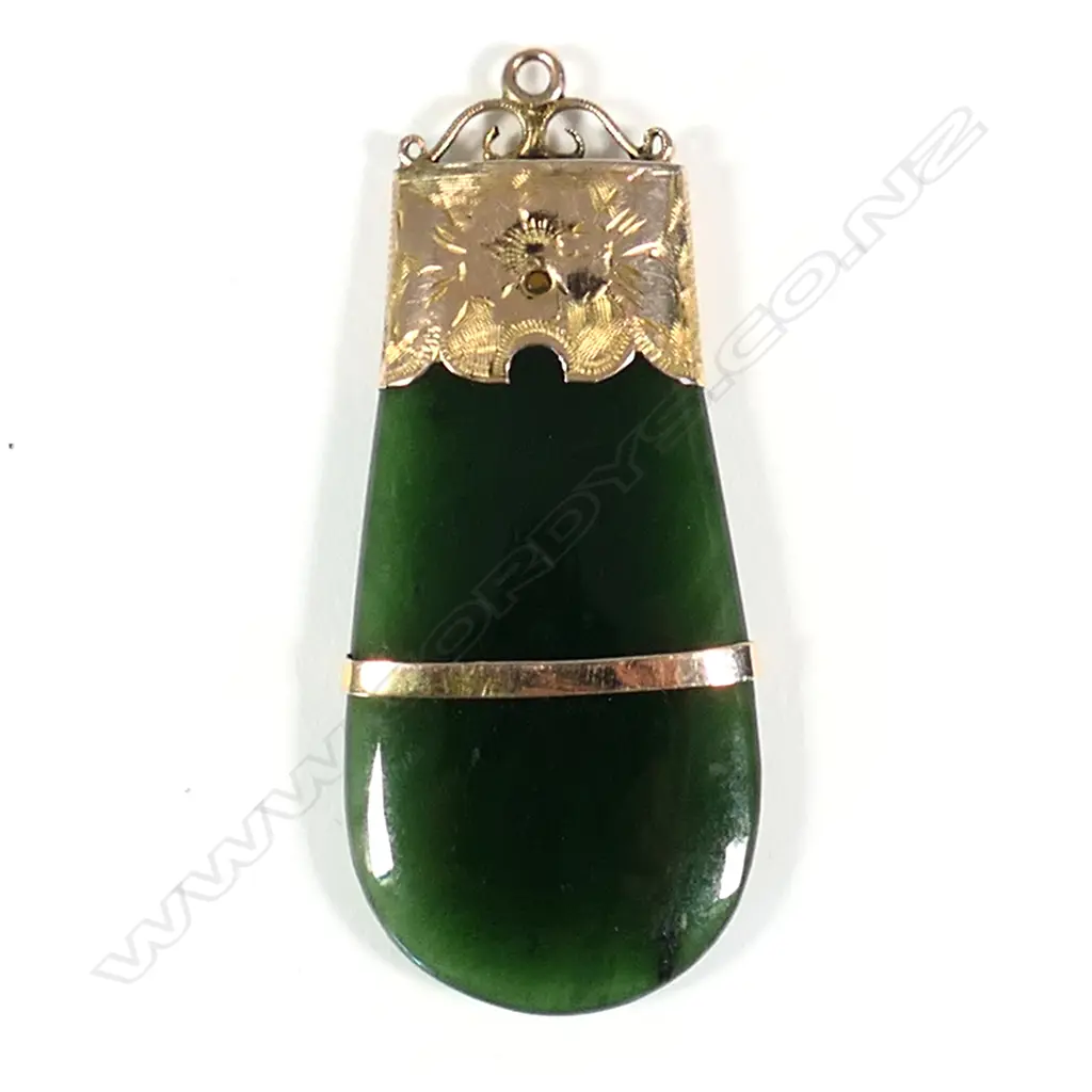 A colonial pounamu and 9ct gold pendant Image 1++