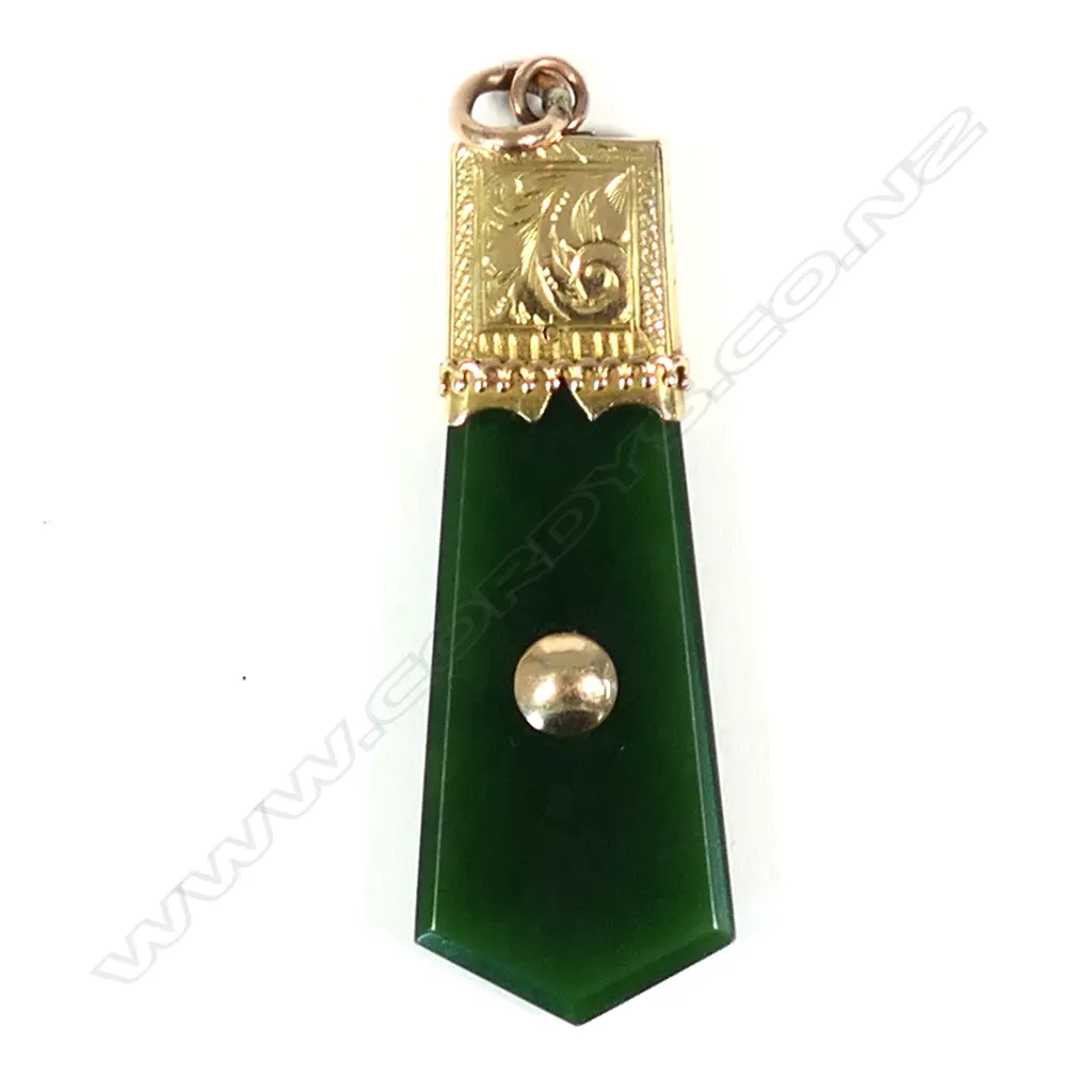 A colonial 9ct yellow gold and pounamu pendant Image 1++