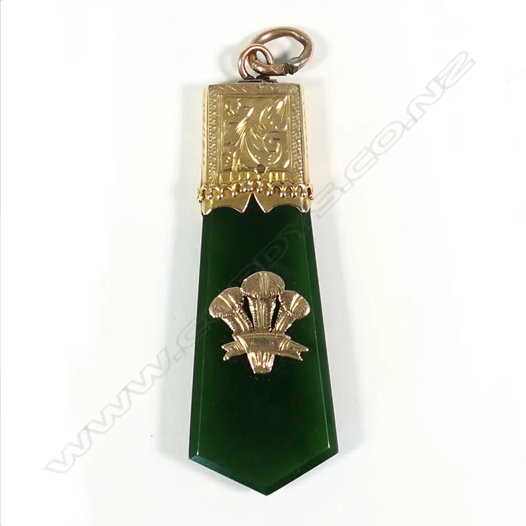 A colonial 9ct yellow gold and pounamu pendant Image 1++