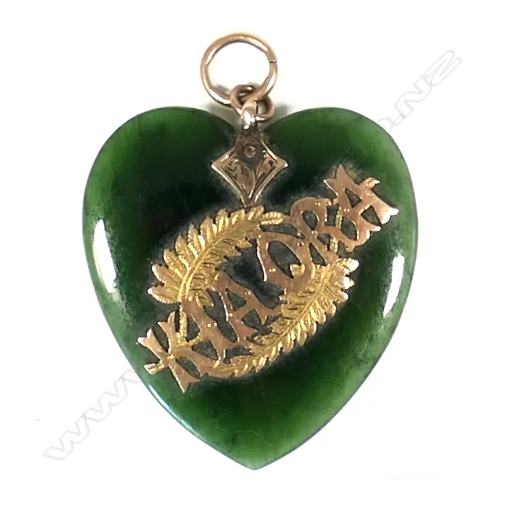 A colonial pounamu and 9ct gold heart pendant Image 1++