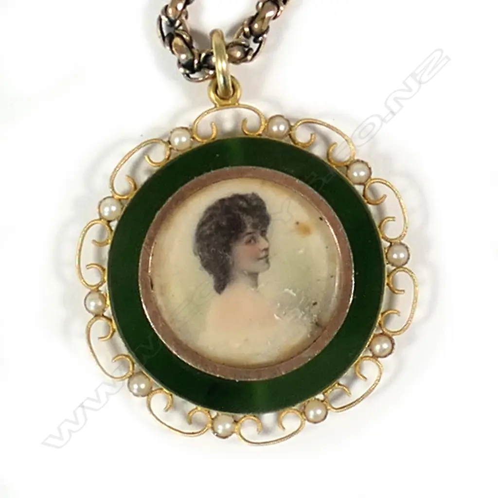 A c.1900 yellow gold neck chain and photo locket Image 1++