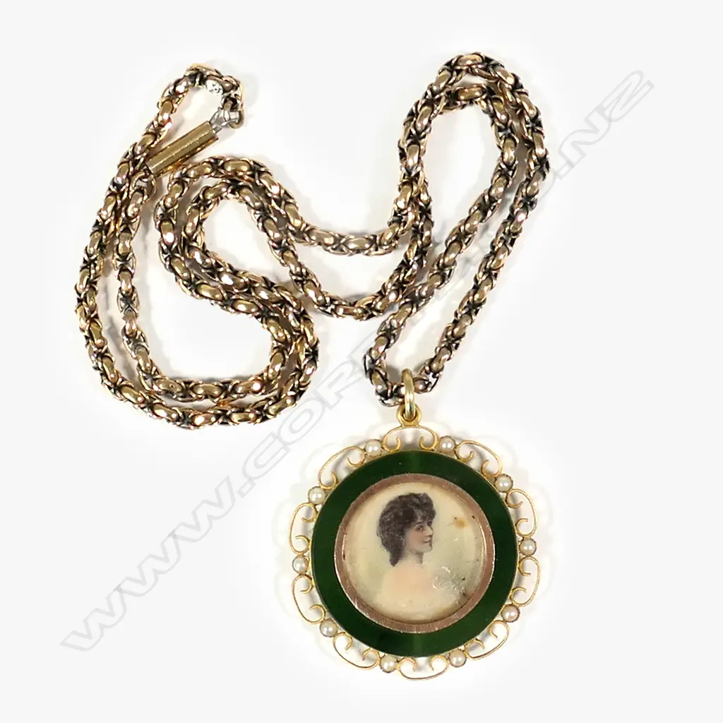 A c.1900 yellow gold neck chain and photo locket Image 1++