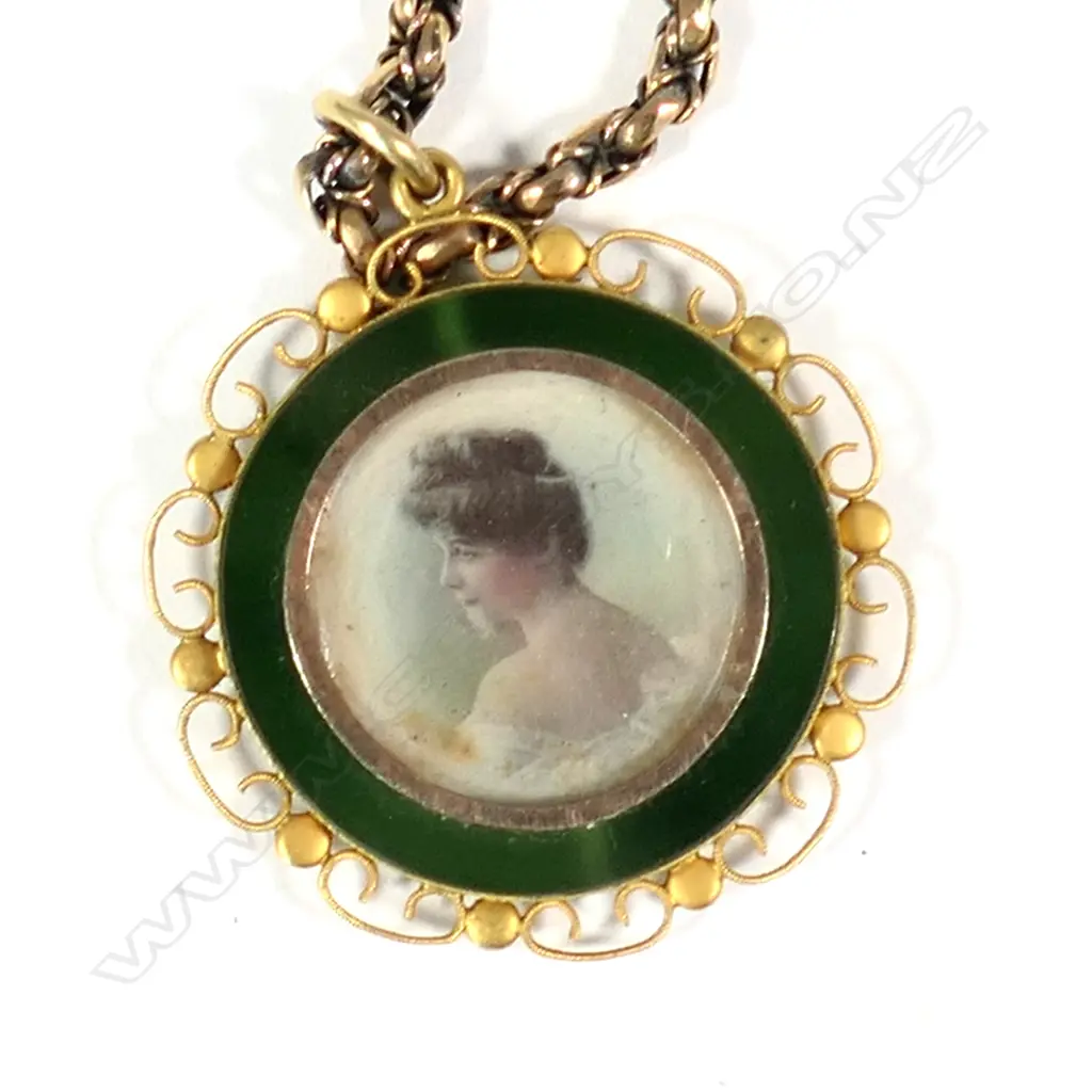 A c.1900 yellow gold neck chain and photo locket Image 1++