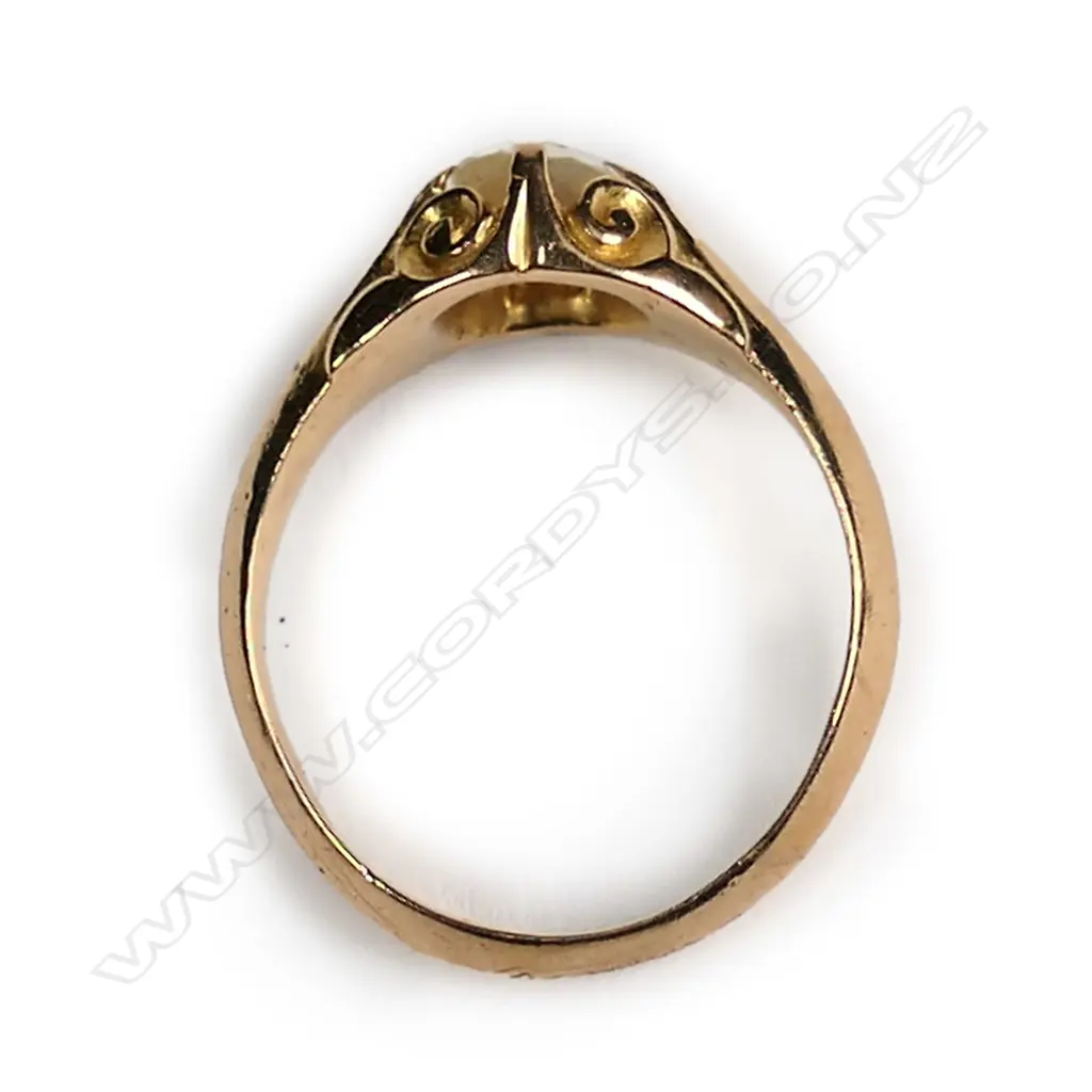 An 18ct pale green sapphire ring Image 1++