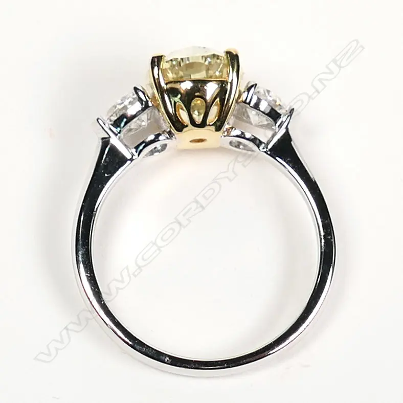 An impressive 18ct white gold and large yellow and white diamond ring Image 1++