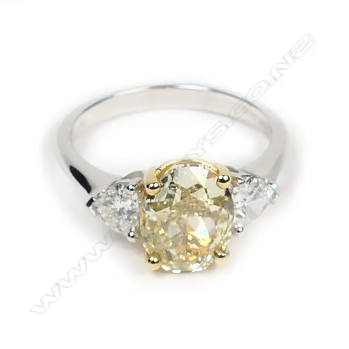 An impressive 18ct white gold and large yellow and white diamond ring Image 1++