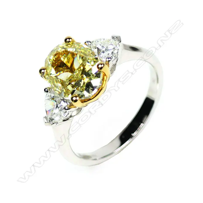 An impressive 18ct white gold and large yellow and white diamond ring Image 1++