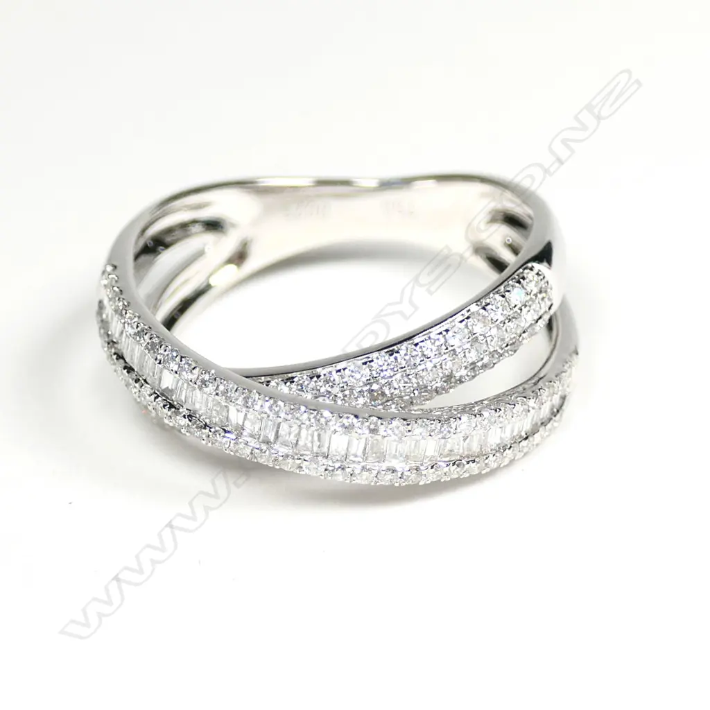An 18ct white gold and diamond ring Image 1++
