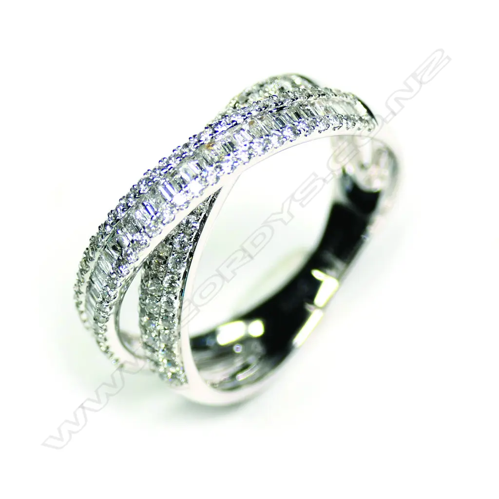 An 18ct white gold and diamond ring Image 1++