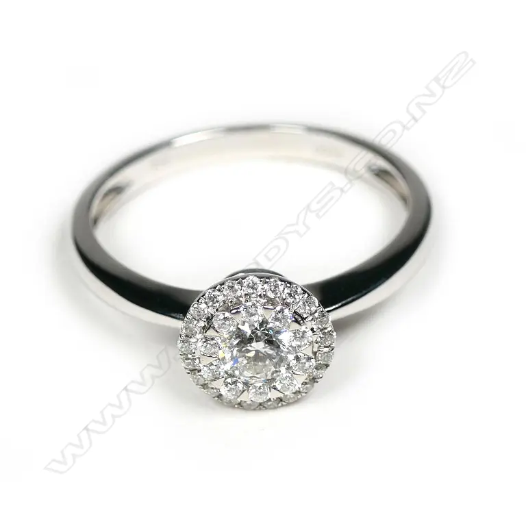 An 18ct white gold and diamond ring Image 1++