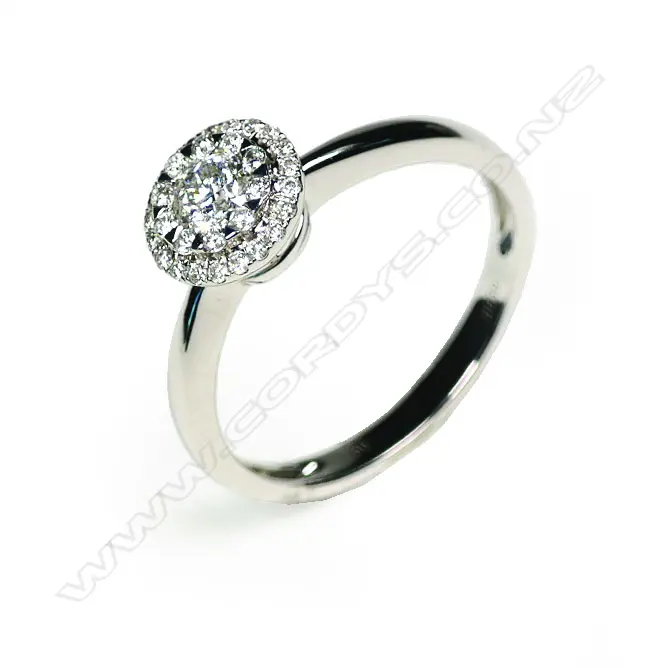 An 18ct white gold and diamond ring Image 1++