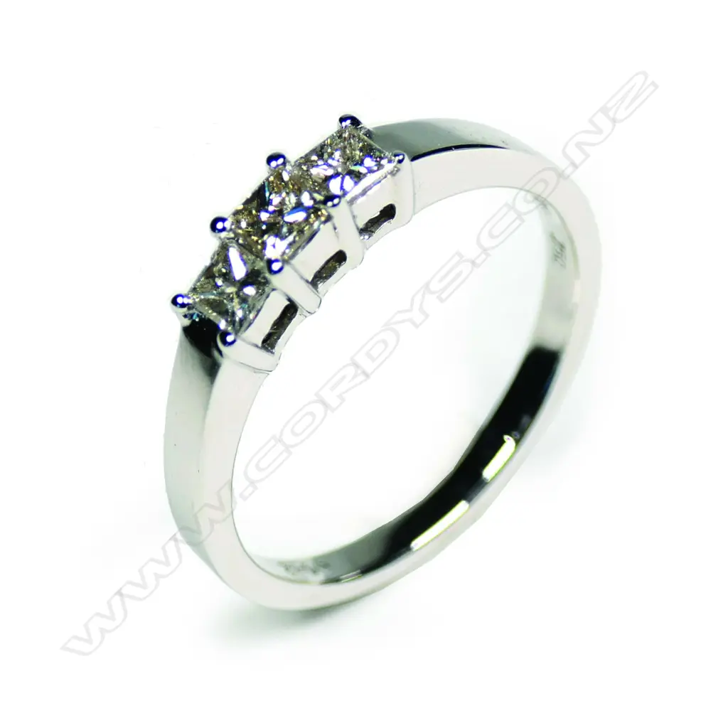 An 18ct white gold and three stone diamond ring Image 1++