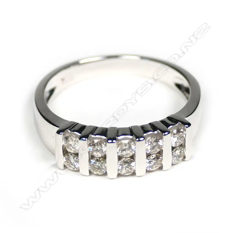 An 18ct white gold and diamond ring Image 1++