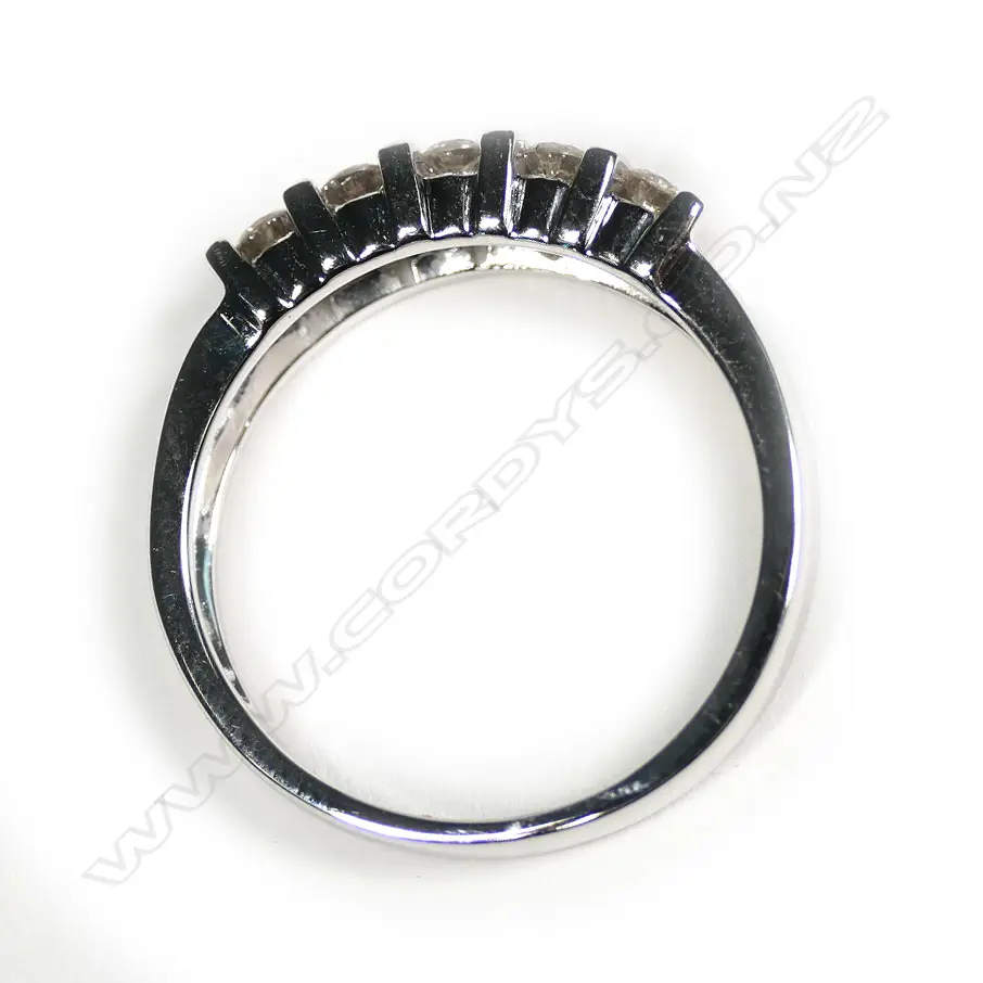 An 18ct white gold and diamond ring Image 1++
