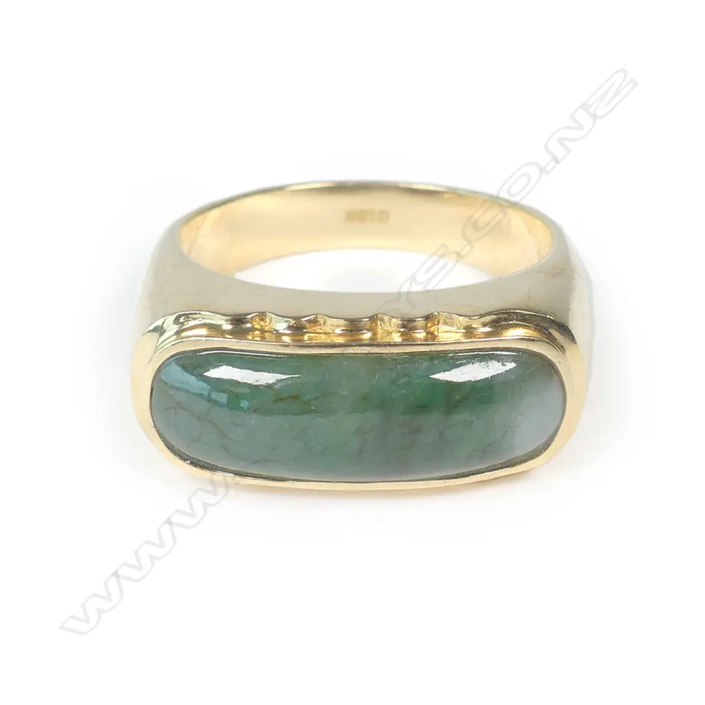 An 18ct yellow gold and jadeite ring Image 1++