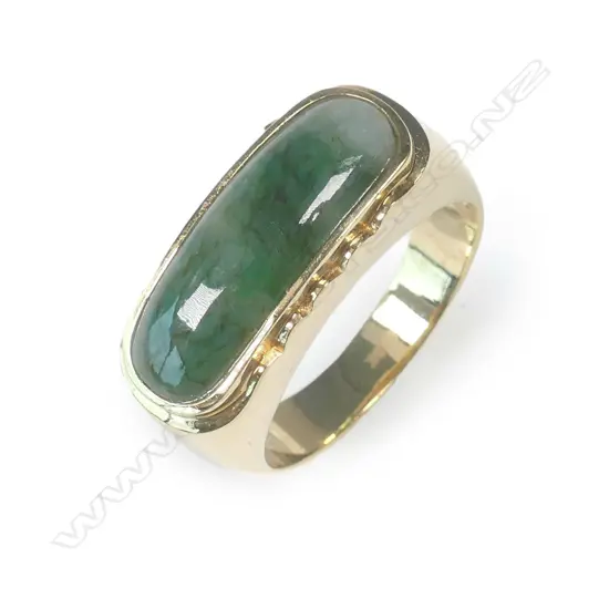 An 18ct yellow gold and jadeite ring