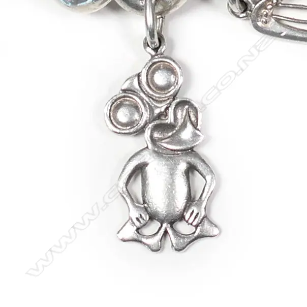 Heavy and laden silver curb link bracelet Image 1++