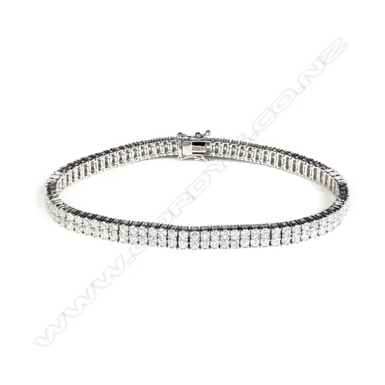 An 18ct white gold and diamond tennis bracelet