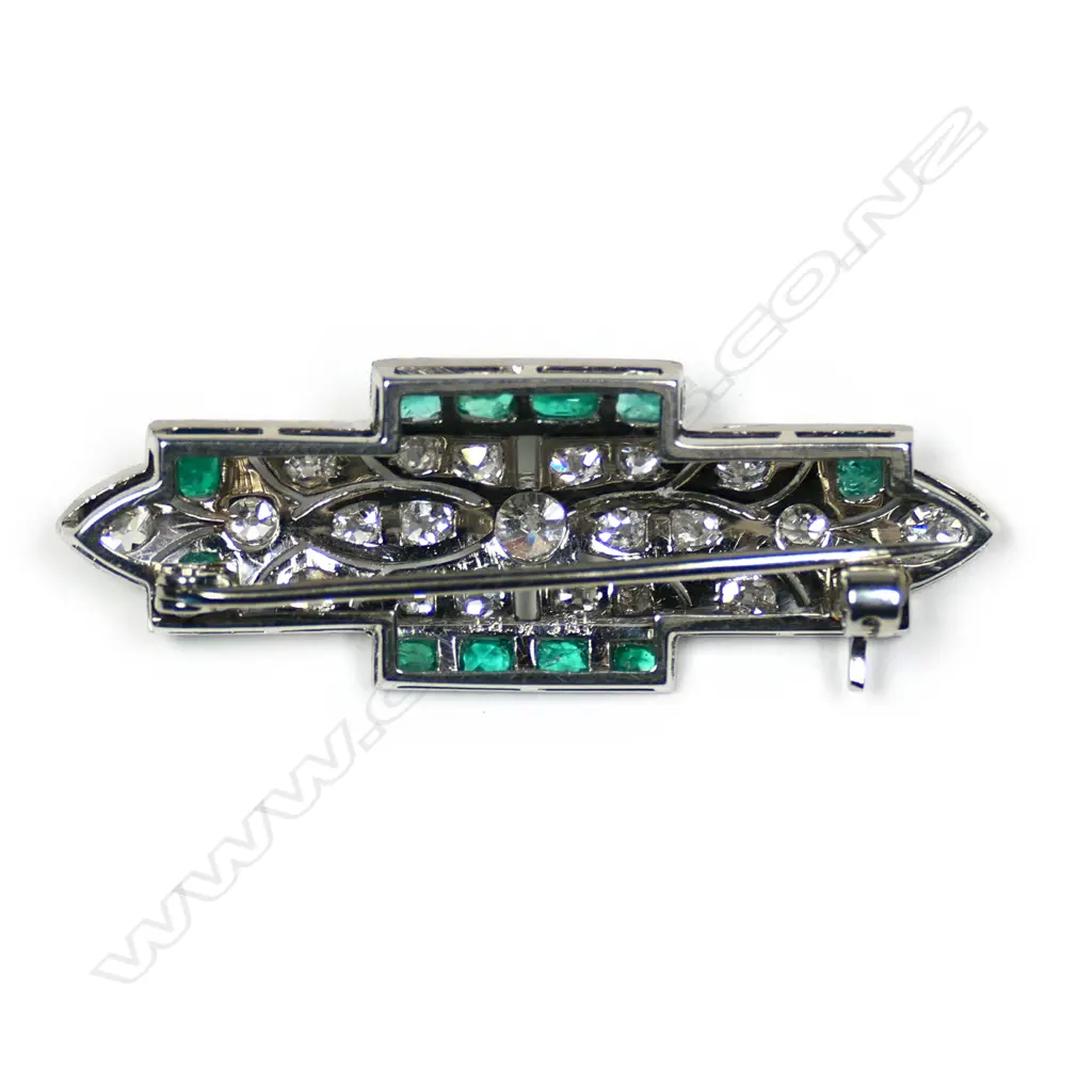 An Edwardian 18ct white gold and platinum diamond and emerald brooch Image 1++