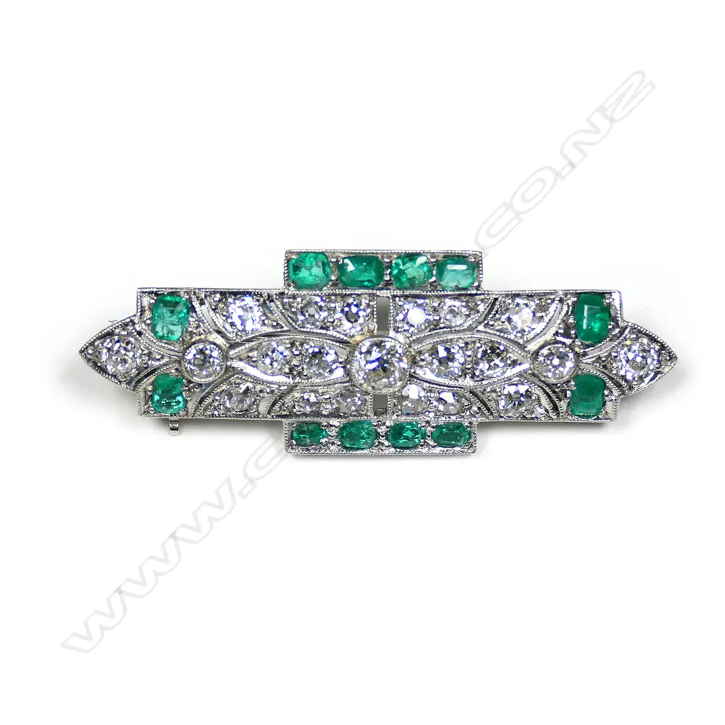 An Edwardian 18ct white gold and platinum diamond and emerald brooch Image 1++