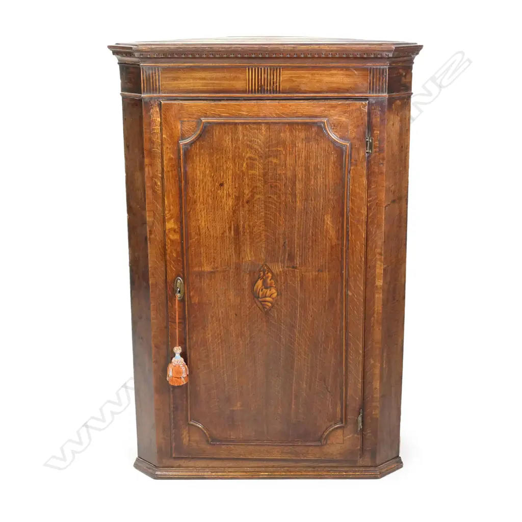 A Georgian oak corner cabinet Image 1++