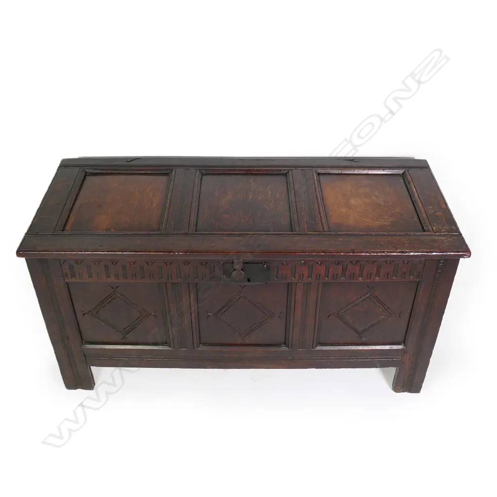An 18thC oak coffer Image 1++