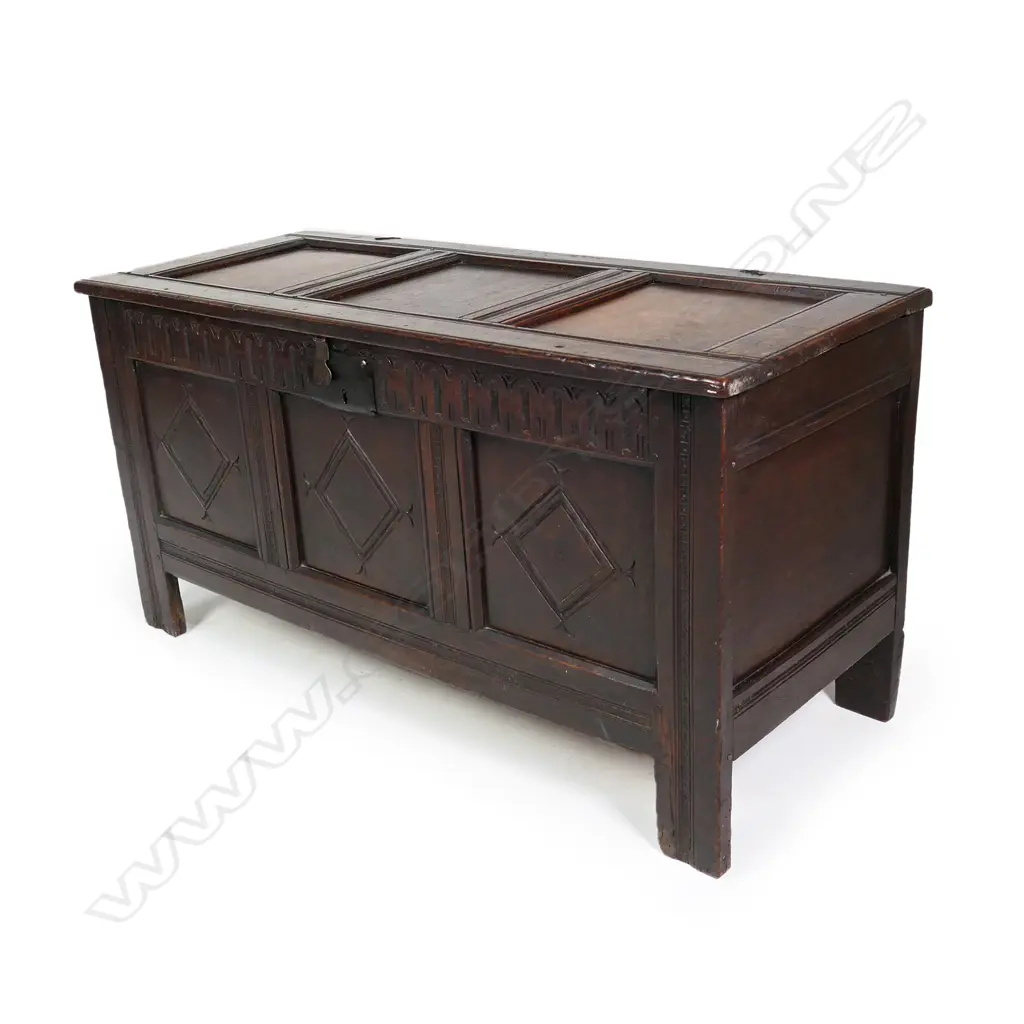 An 18thC oak coffer Image 1++