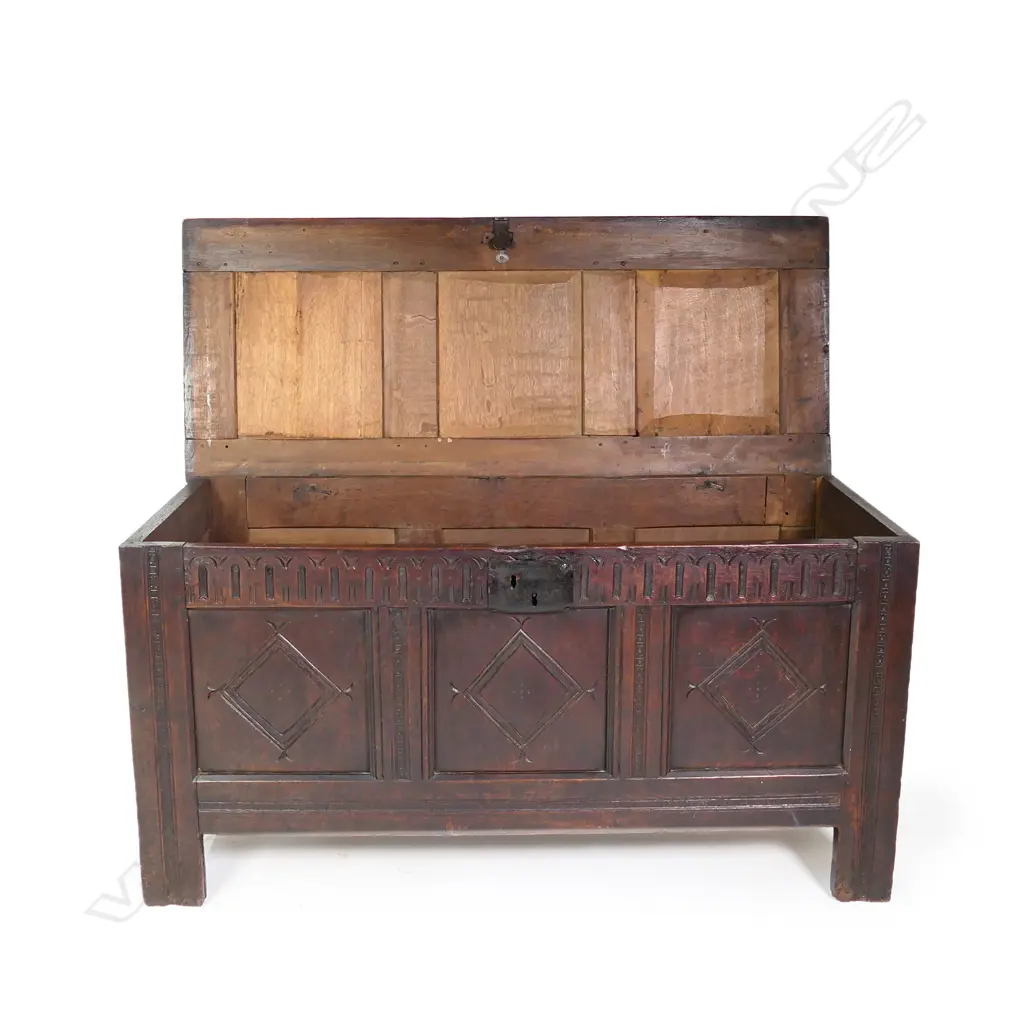 An 18thC oak coffer Image 1++