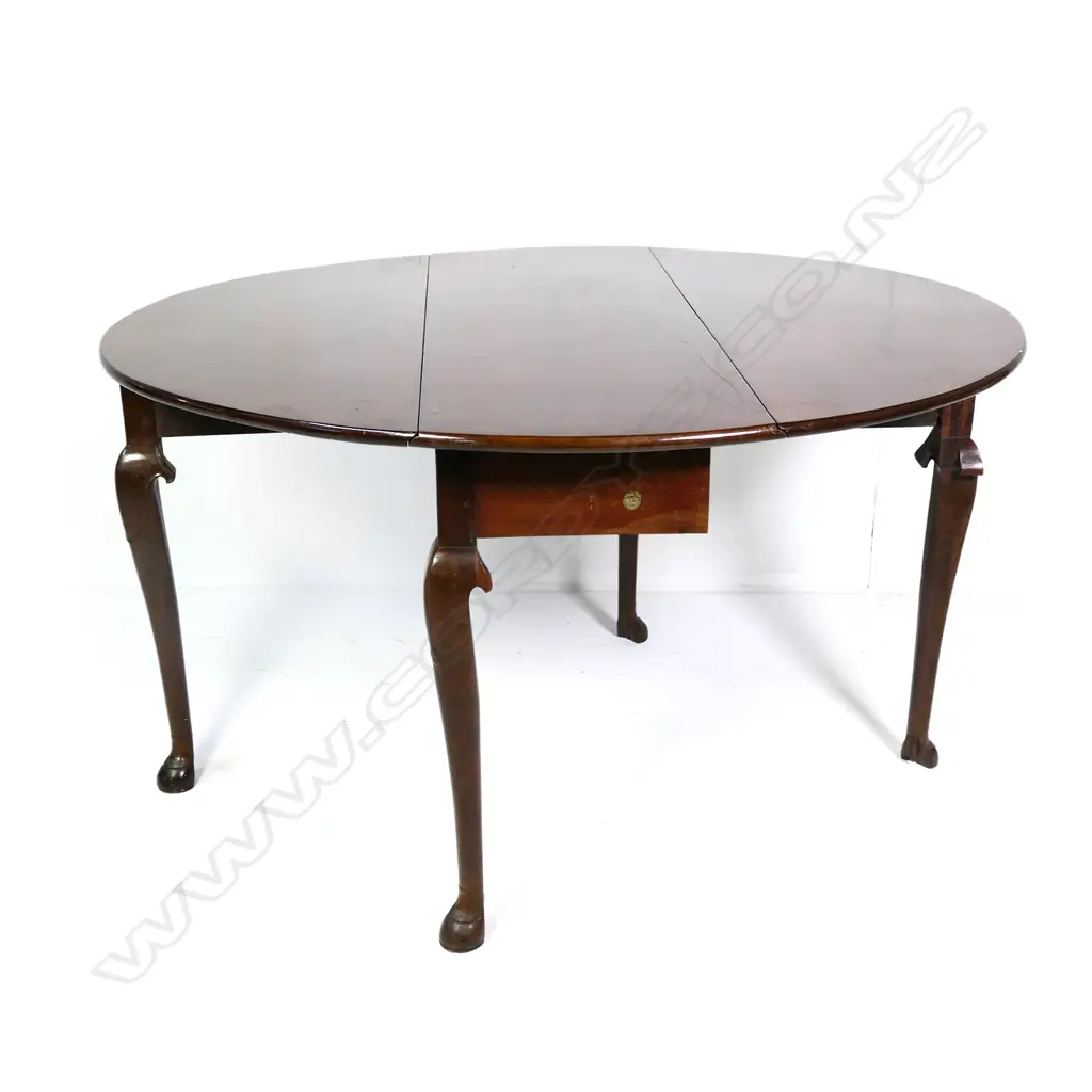 An early George III mahogany dropleaf table Image 1++