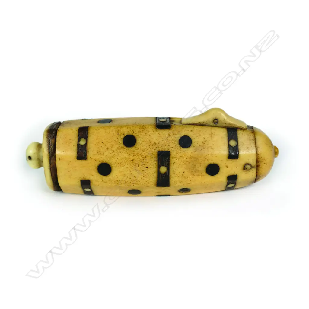 An early 19thC bone and horn inlaid snuff box Image 1++