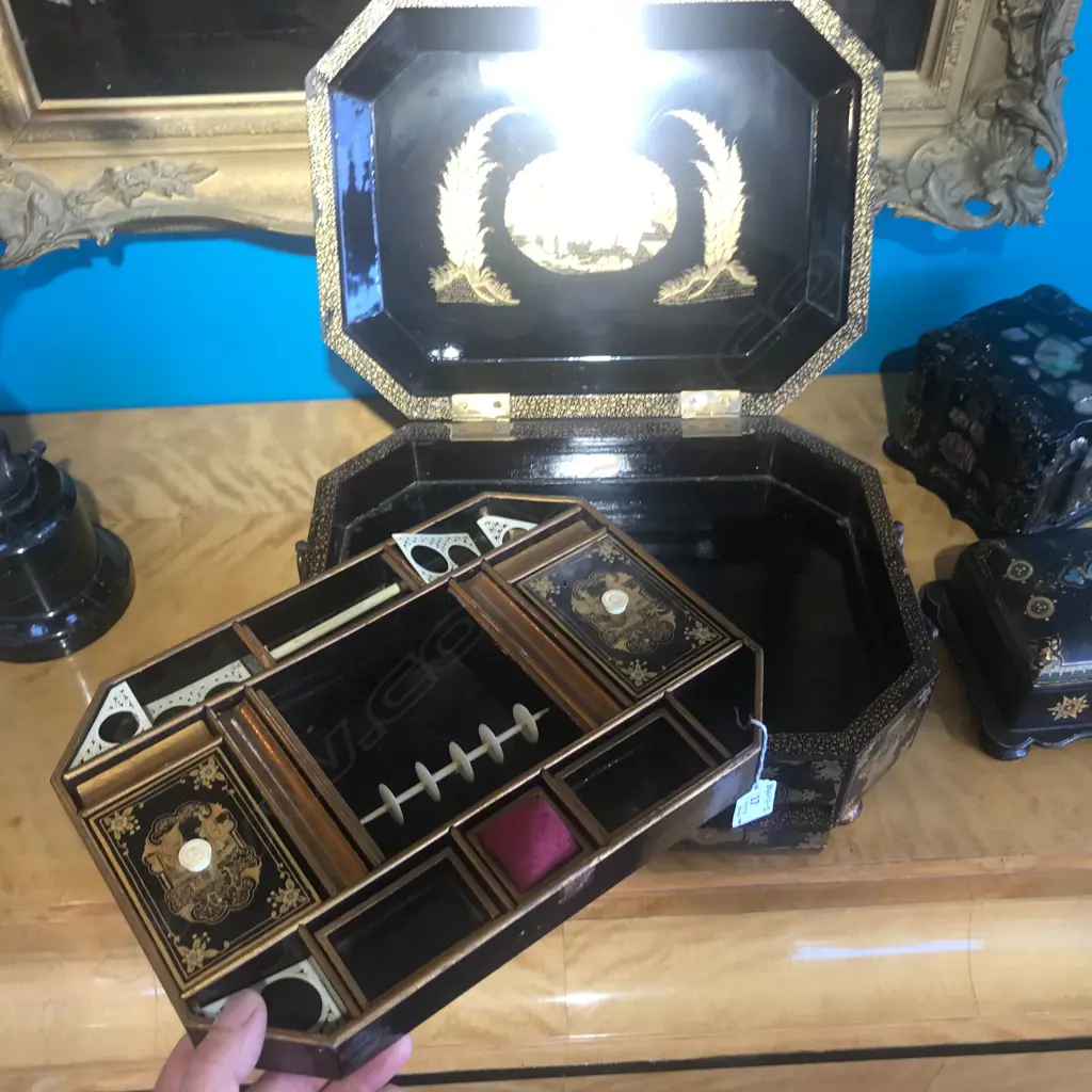 A Victorian lacquer sewing box Image 1++