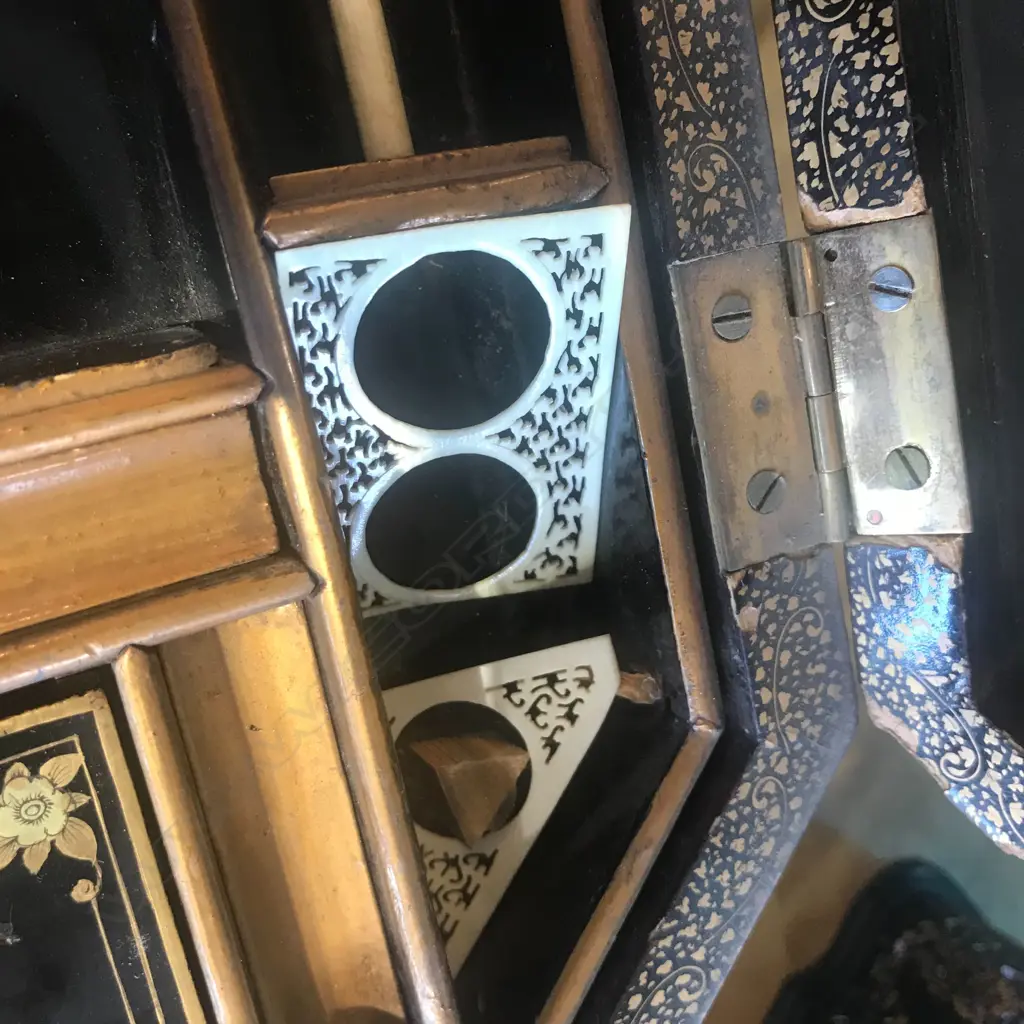 A Victorian lacquer sewing box Image 1++