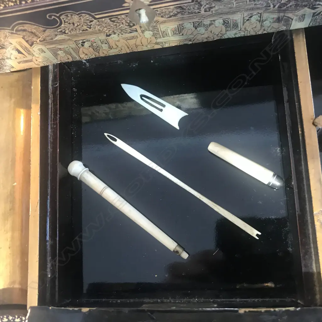 A Victorian lacquer sewing box Image 1++