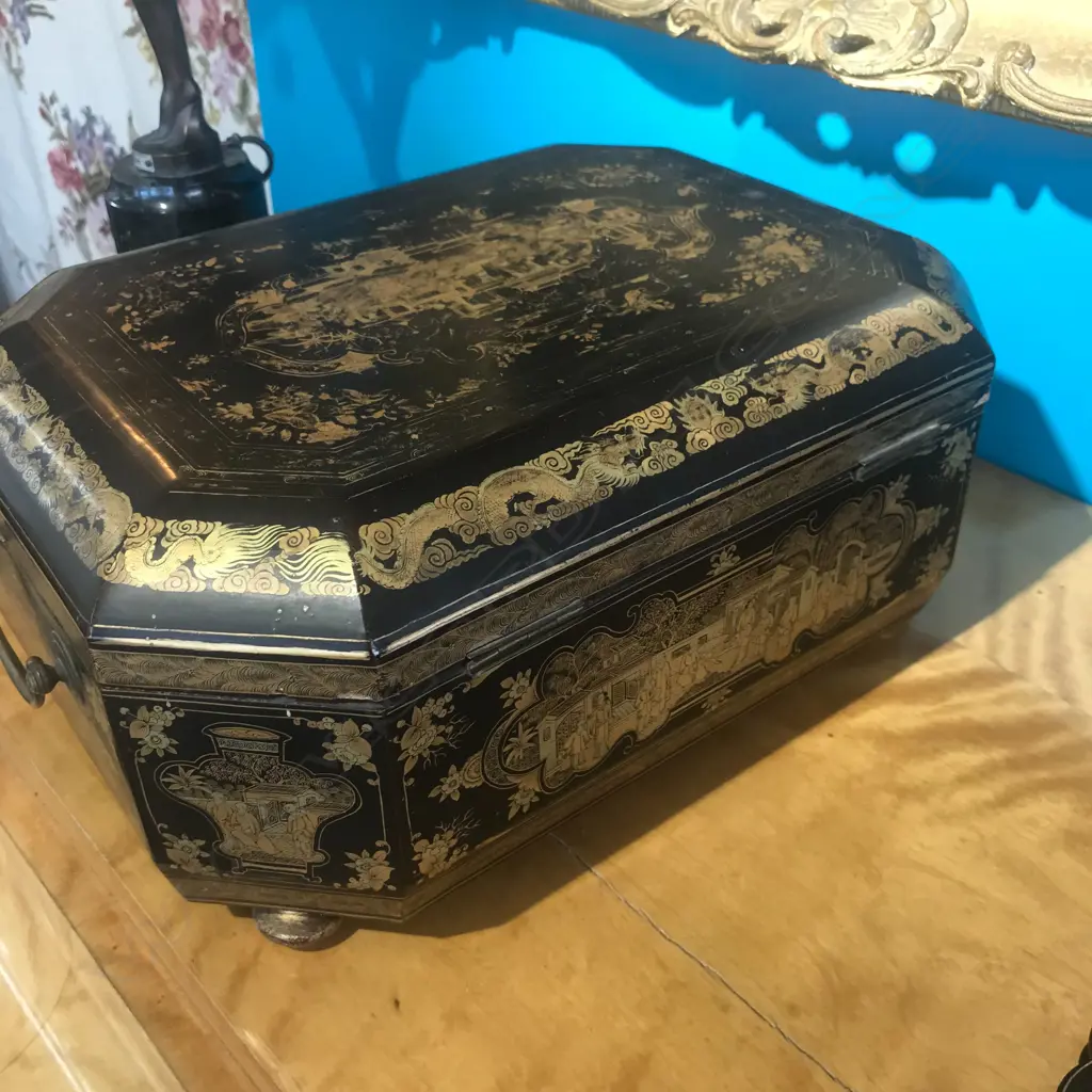 A Victorian lacquer sewing box Image 1++