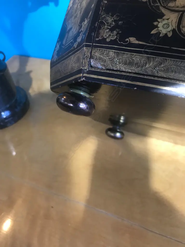 A Victorian lacquer sewing box Image 1++