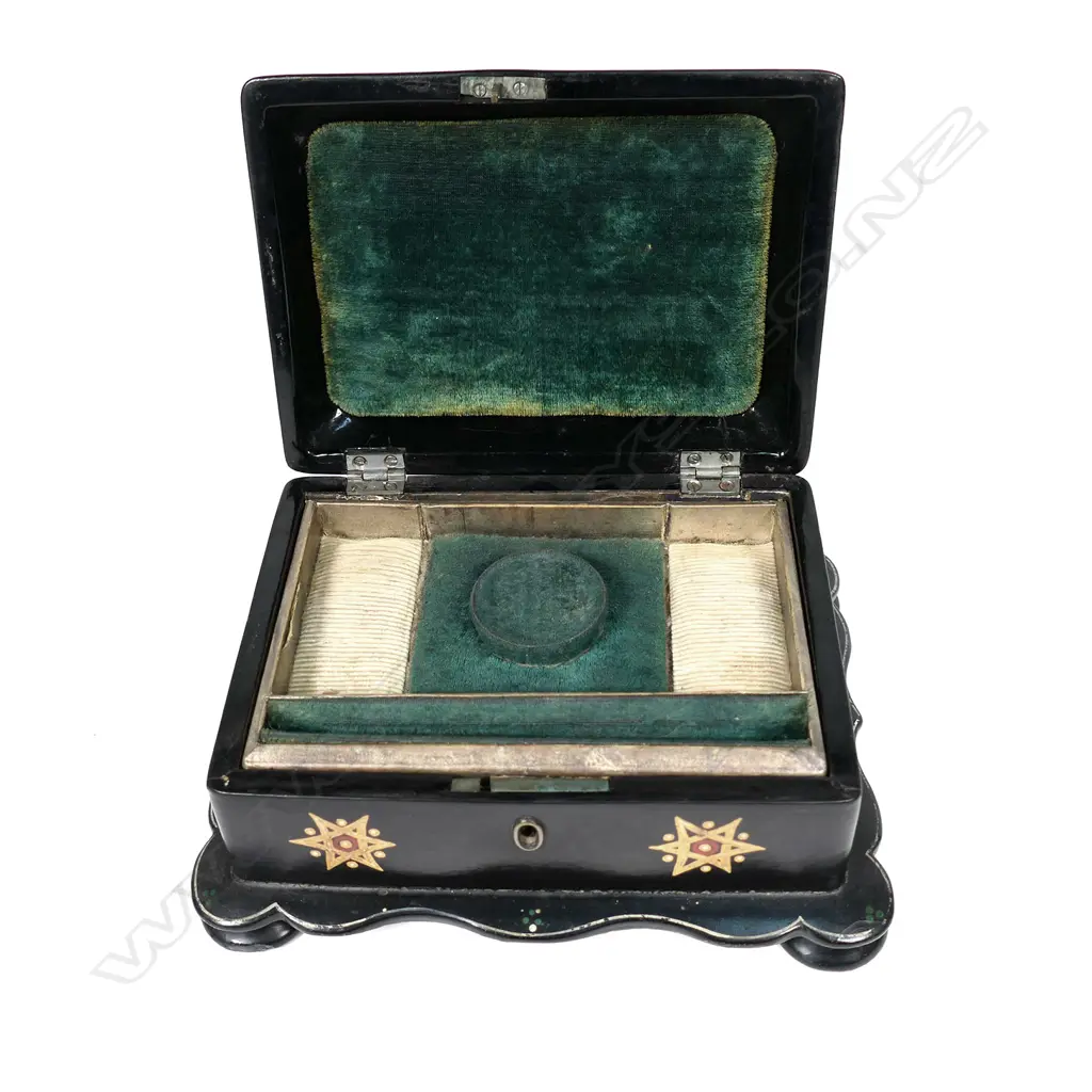 A Victorian papier mâché jewellery box Image 1++