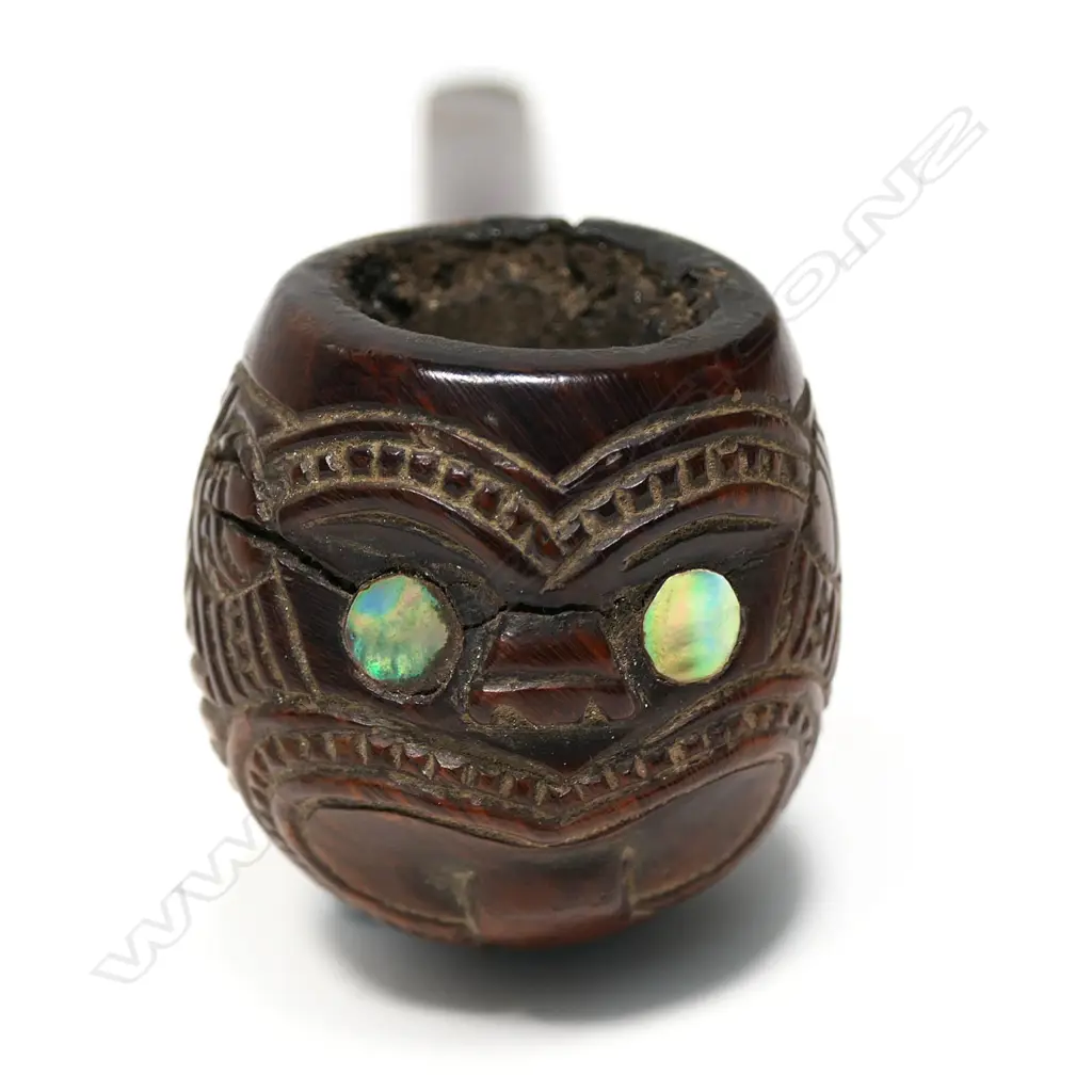 An early 20thC Maori carved pipe Image 1++