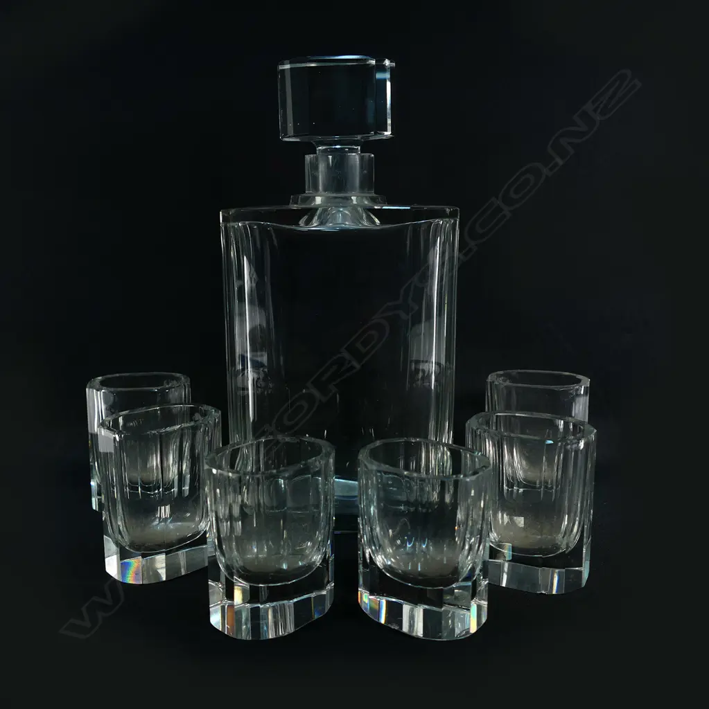 An Art Deco facetted clear glass decanter and six glass set Image 1++
