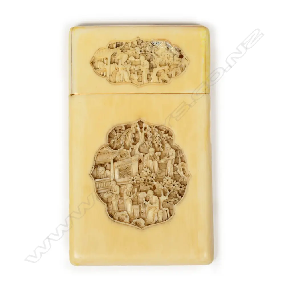 A late 19thC Chinese carved ivory carved case Image 1++