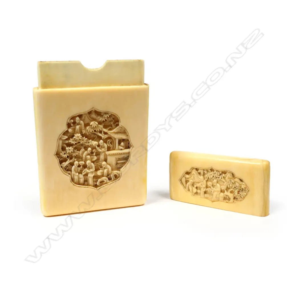 A late 19thC Chinese carved ivory carved case Image 1++