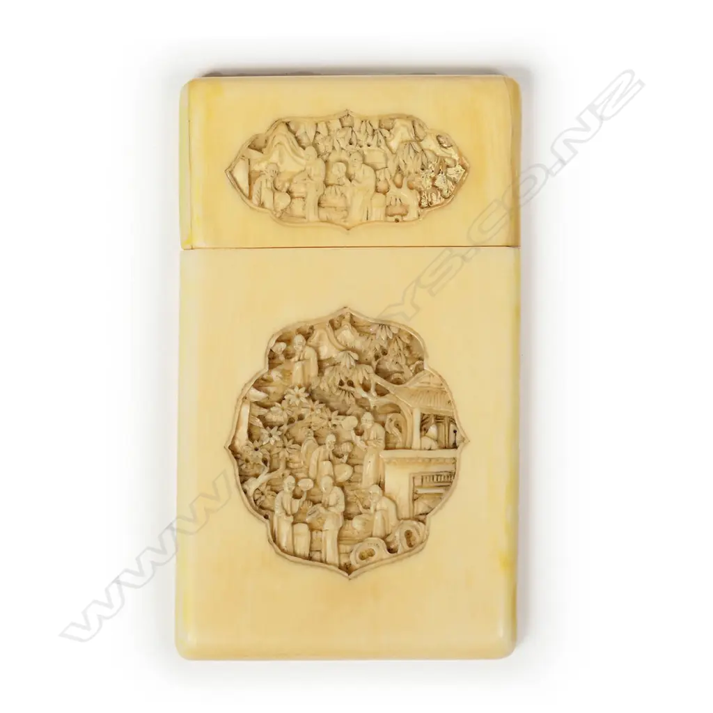 A late 19thC Chinese carved ivory carved case Image 1++