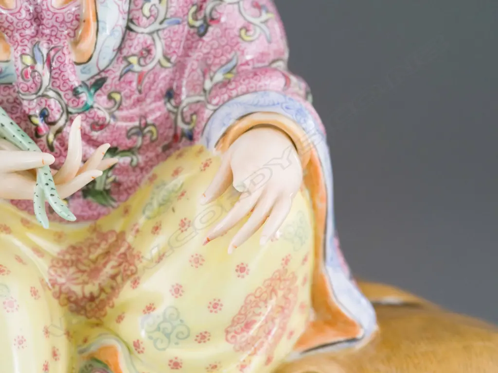 A fine Chinese porcelain famille rose statuette of the Bodhisattva Puxian Image 1++