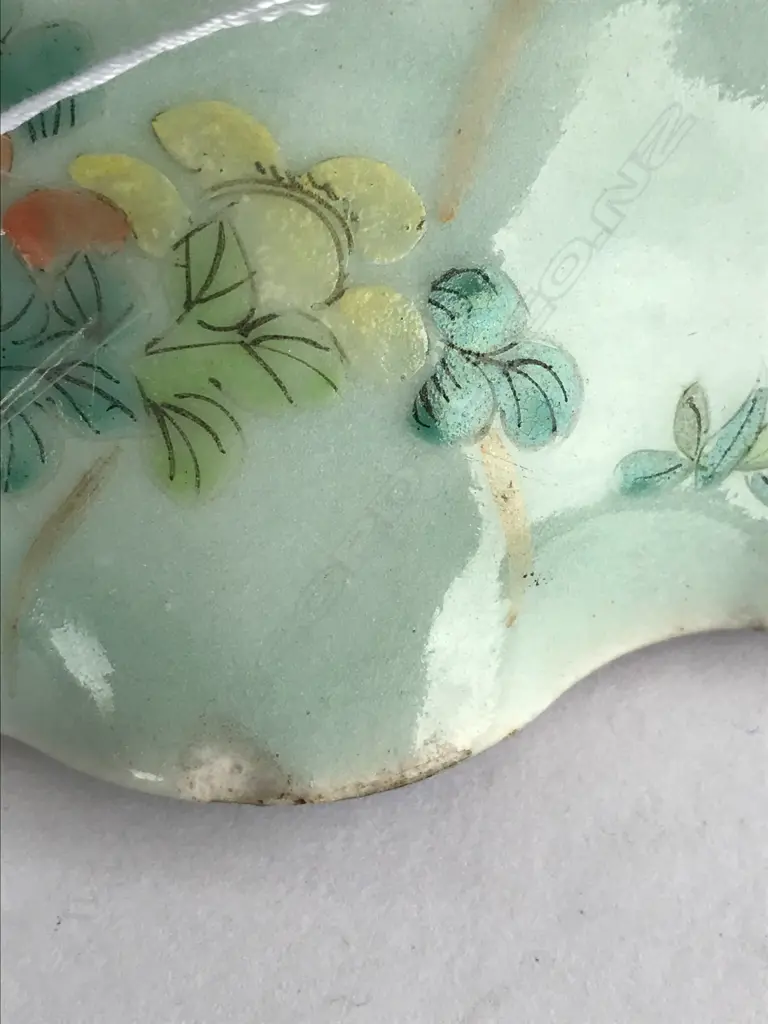 An old Chinese oval scalloped famille rose bowl Image 1++