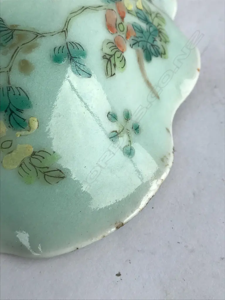 An old Chinese oval scalloped famille rose bowl Image 1++