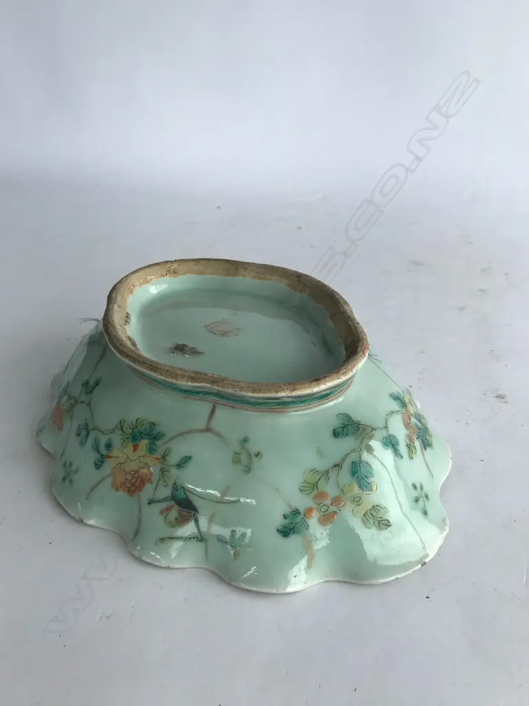 An old Chinese oval scalloped famille rose bowl Image 1++