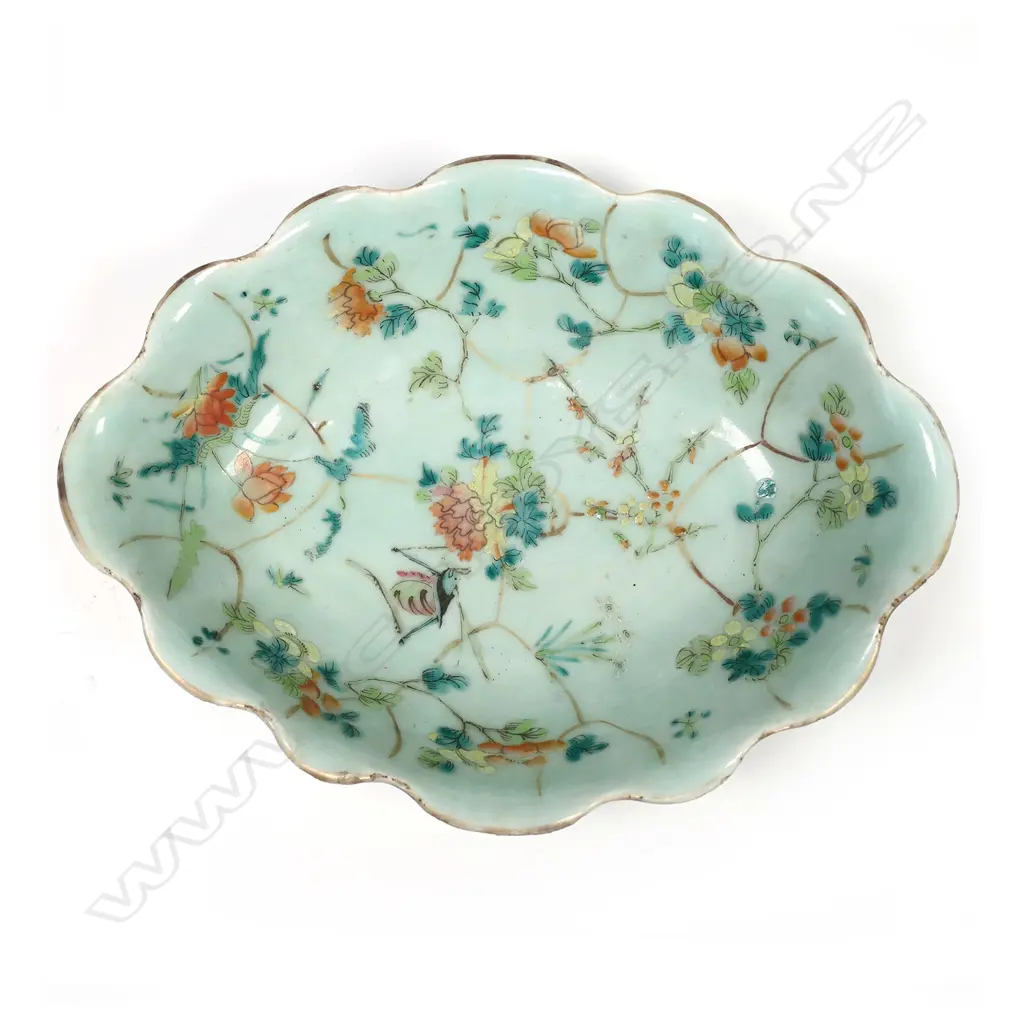 An old Chinese oval scalloped famille rose bowl Image 1++