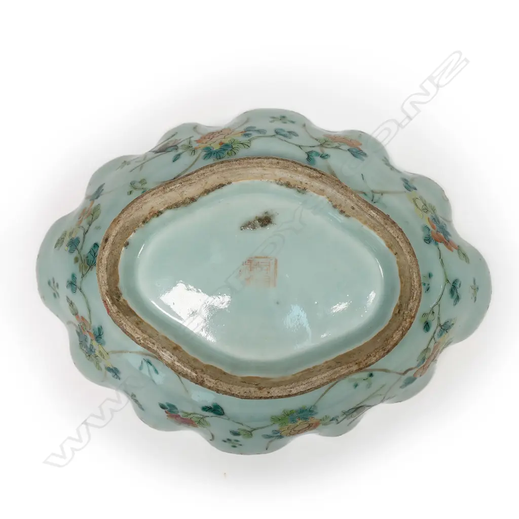 An old Chinese oval scalloped famille rose bowl Image 1++